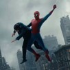 Spider-Man se balancea entre rascacielos de una ciudad mientras sujeta a una persona con un brazo para rescatarla, bajo un cielo nublado.