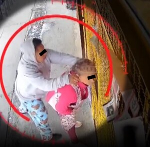 Sujeto es captado mientras le roba unos aretes a una adulta mayor en Chimalhuacán.