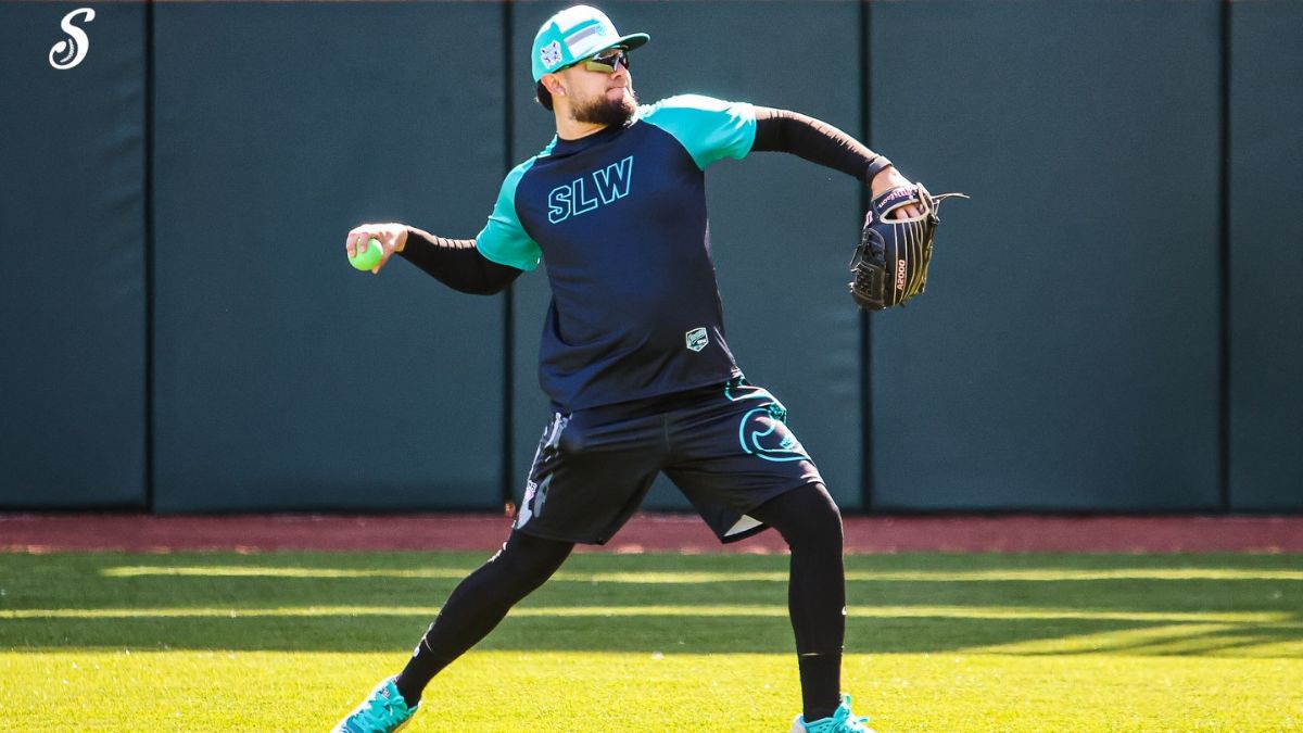 Jugador de Saraperos de Saltillo durante una práctica de bateo en el estadio, afinando detalles de cara a la pretemporada.