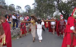 Representación de Jesús en viacrucis en Tonalá