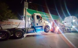 El trailero continuó su recorrido, pero varios vecinos lo identificaron