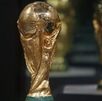 Trofeo de la Copa del Mundo de la FIFA antes de ser exhibido.