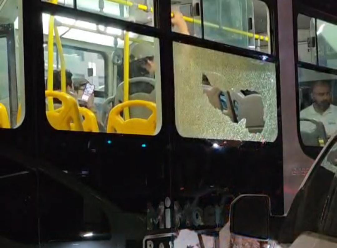 Camioneta robada choca contra unidad de Mi Macro Periférico en estación San Isidro de Zapopan