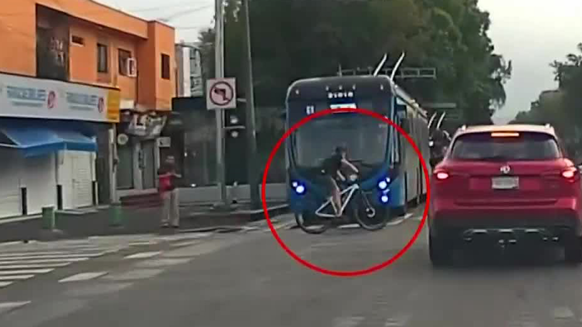 Usuarios de redes sociales tachan el hecho como una imprudencia. Los hechos ocurrieron en la alcaldía Benito Juárez.