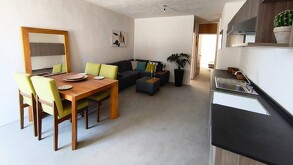 Vista del área de la sala y el comedor dentro de una de las Viviendas del Bienestar en El Salto, Jalisco