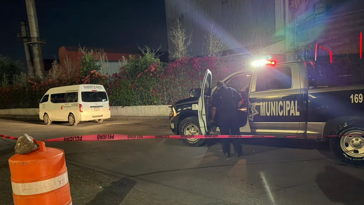 Policia en zona acorralada, investiga los hechos sobre el fallecimiento del trabajador.