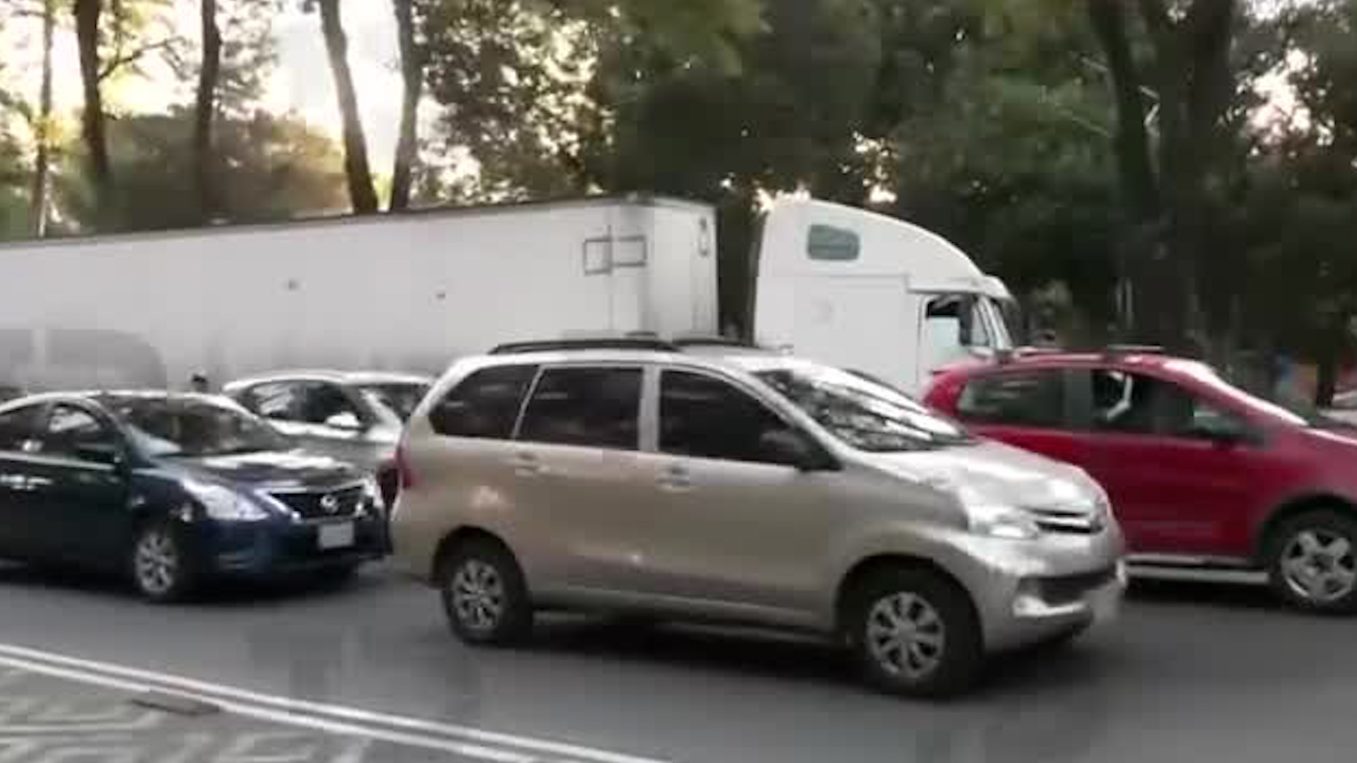 El choque de un tráiler y la distracción de conductores provocó una carambola en Santa Úrsula Coapa.