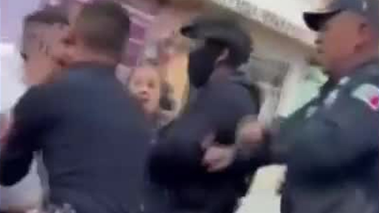 Policías municipales de Naucalpan ofendieron, golpearon y amenazaron a tres hombres y a una mujer tras una revisión.