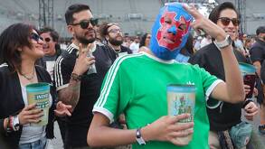 Asistentes al Vive Latino, uno de los eventos masivos en CdMx, con cervezas