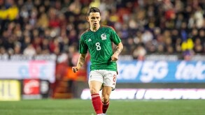 Álvaro Fidalgo con la camisa de la Selección Mexicana.