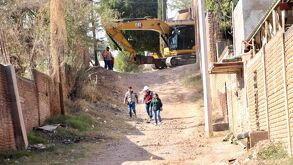 Como parte de una estrategia para mejorar la movilidad urbana en la colonia Centro, el Ayuntamiento de El Salto inició obras de pavimentación y drenaje.