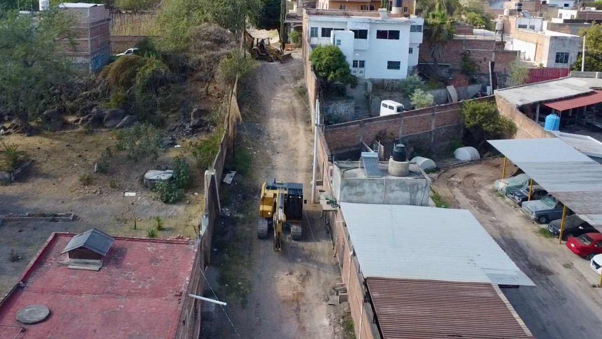 Como parte de una estrategia para mejorar la movilidad urbana en la colonia Centro, el Ayuntamiento de El Salto inició obras de pavimentación y drenaje.