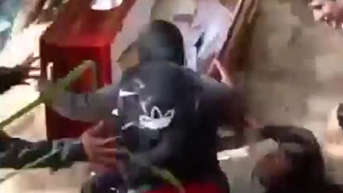 Durante el incidente, el féretro se abrió parcialmente y quedó atrapado por varios segundos en la corriente, mientras los presentes intentaban contenerlo.