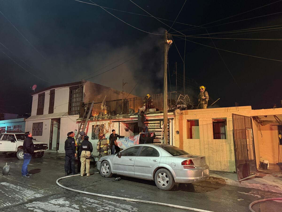 Un incendio consumió una vivienda en la colonia Zaragoza; el fuego habría iniciado por un cortocircuito. Dos cachorros fueron rescatados.