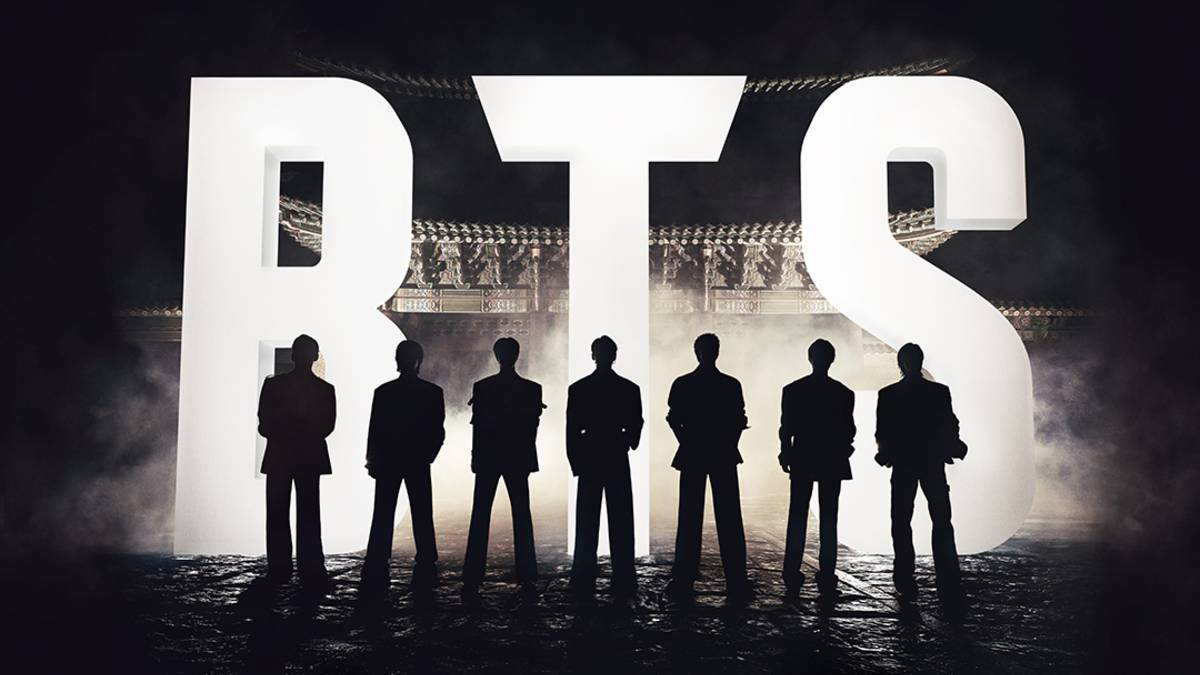 La silueta de todos los integrantes de BTS con las iniciales del grupo surcoreano en el fondo