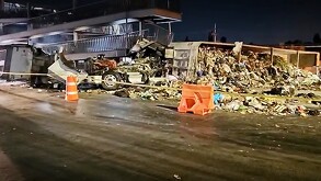 Un aparatoso accidente ocurrió cuando un tráiler choco de lleno contra la base de un puente en Periférico Sur, Zapopan.