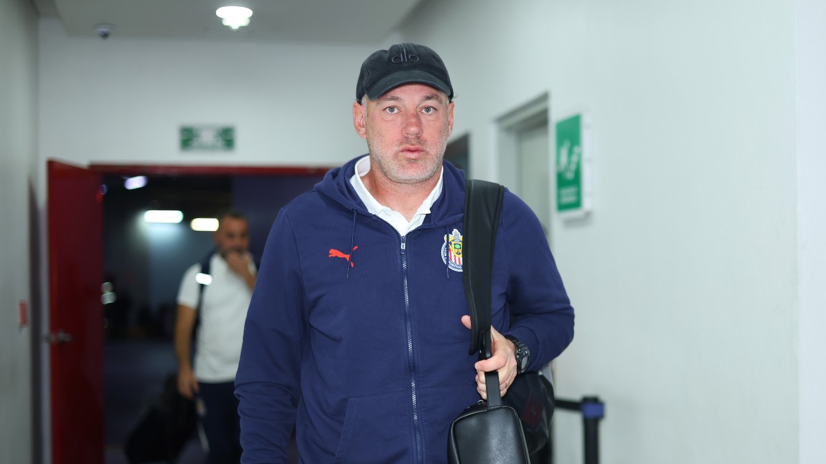 Gabriel Milito con Chivas previo a un partido.