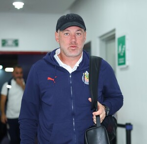 Gabriel Milito con Chivas previo a un partido.