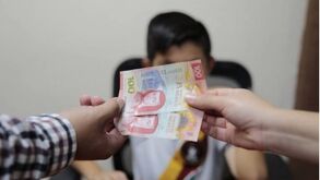 Papás dando dinero por pensión