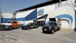 Cuerpos de seguridad acuden ante explosión ocurrida durante labores de mantenimiento en un restaurante en Monterrey