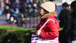 Persona con chamarra y gorro en calles de CdMx con clima soleado y fresco