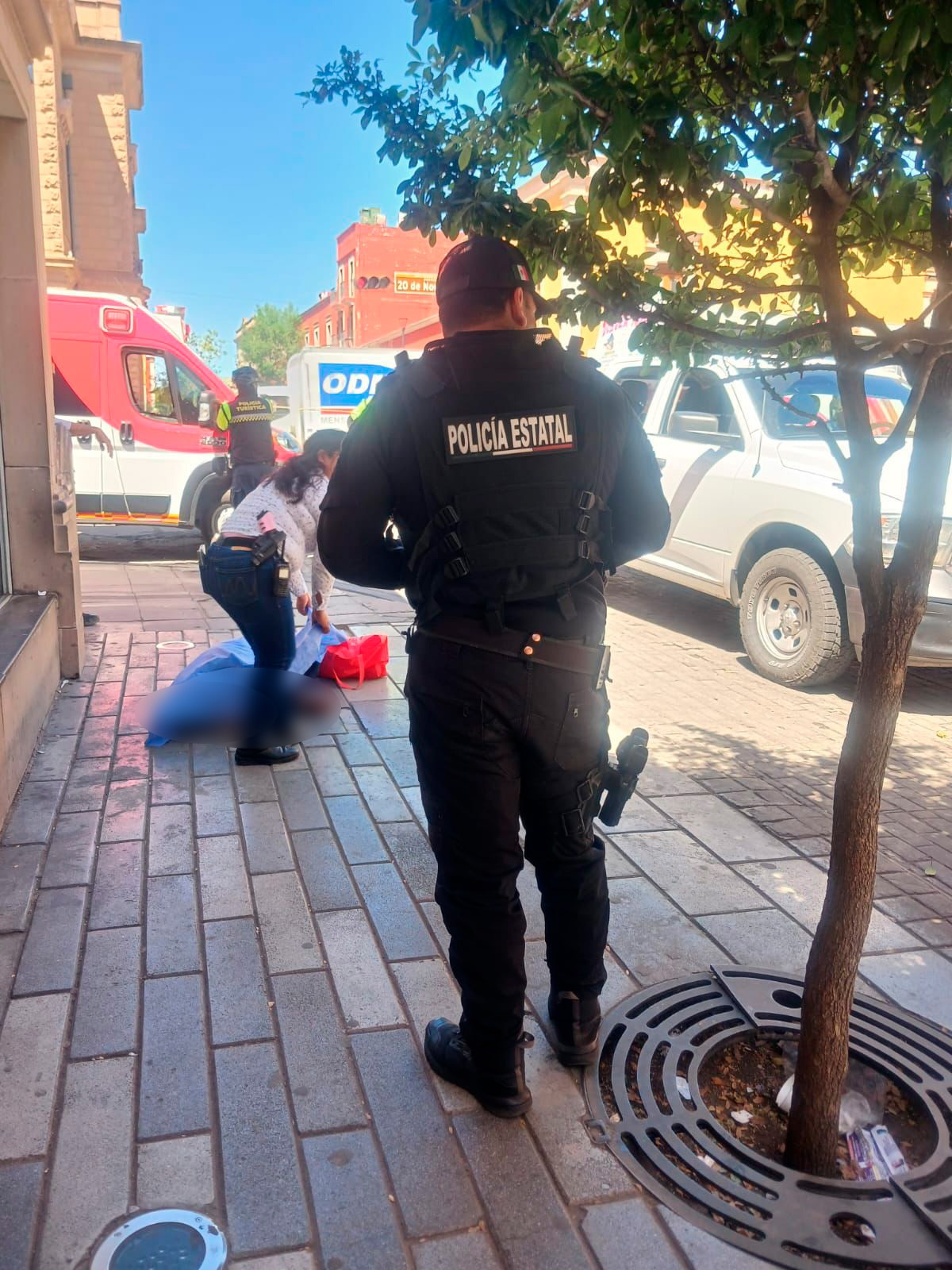 Hombre tendido afuera del banco del Bienestar
