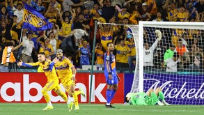 Momento exacto del gol de Fernando Gorriarán en el último minuto.