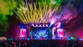 Escenario del Festival Resuena Dos Equis 2026, público observa el espectáculo