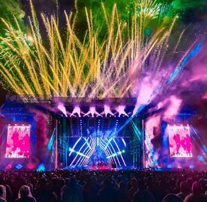 Escenario del Festival Resuena Dos Equis 2026, público observa el espectáculo