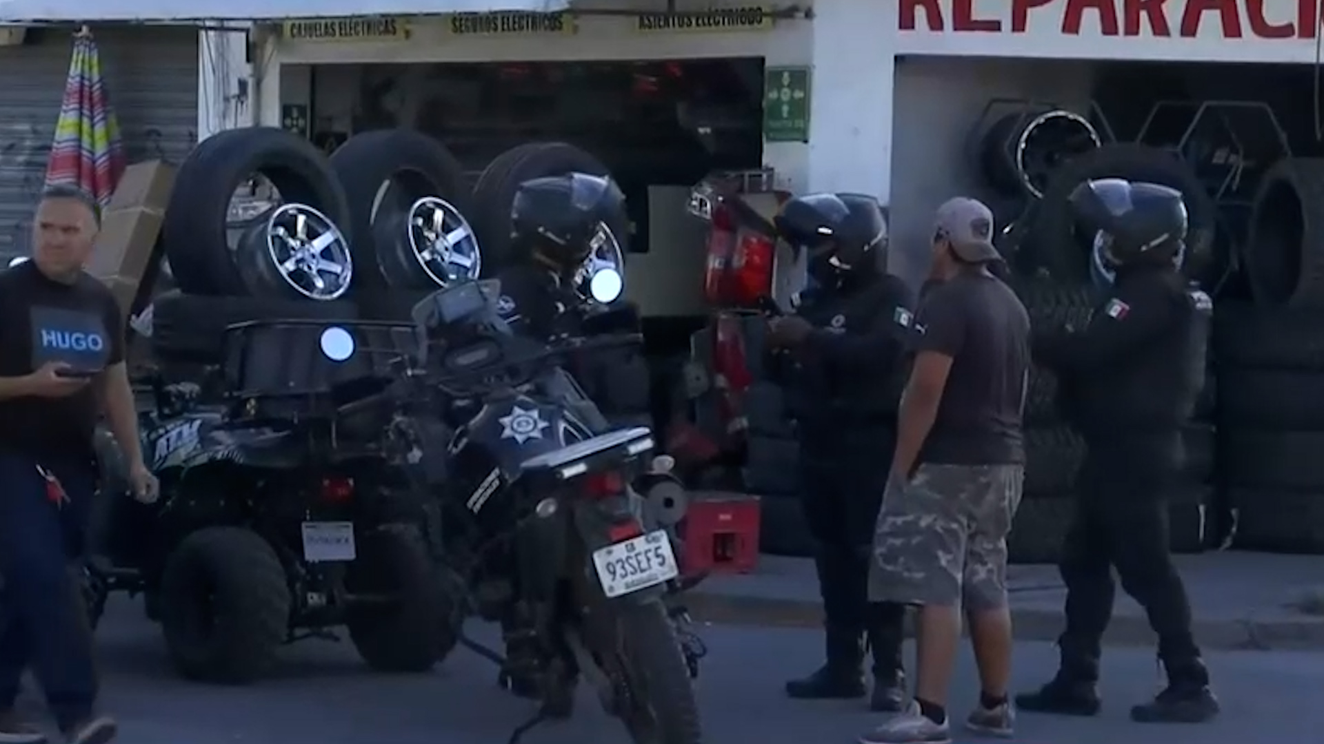 Elementos de la Agencia Estatal de Investigaciones realizaron un cateo en la colonia Francisco I. Madero en Monterrey por una investigación de extorsión.