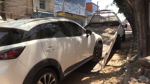 En un operativo en Zapopan se aseguró un predio con varios vehículos robados.