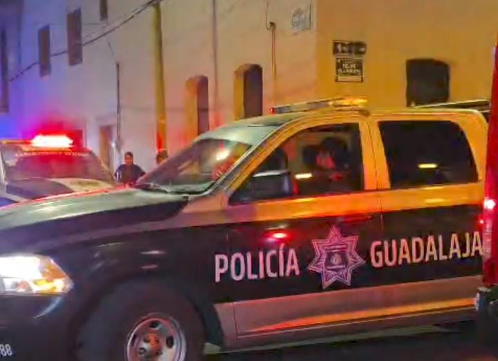 Sujetos armados atan y golpean a hombre en Guadalajara