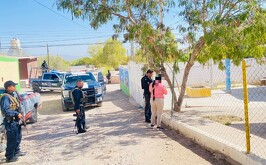 Policías auxiliando a una mujer que había sido víctima de un intento de extorsión en Cuenamé.