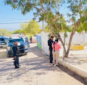 Policías auxiliando a una mujer que había sido víctima de un intento de extorsión en Cuenamé.