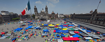 Miembros de la CNTE instalaron un plantón en el Zócalo capitalino como parte de sus protestas.