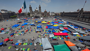 Miembros de la CNTE instalaron un plantón en el Zócalo capitalino como parte de sus protestas.