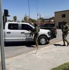 Se observa a varios militares con uniforme verde, en medio de la calle y hay una camioneta blanca.