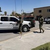 Se observa a varios militares con uniforme verde, en medio de la calle y hay una camioneta blanca.