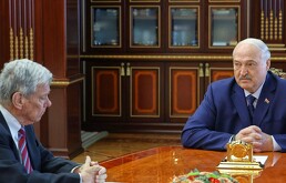 El presidente bielorruso Alexander Lukashenko con el enviado estadounidense John Coale en Minsk, Bielorrusia