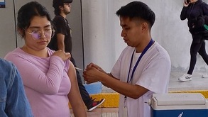 Personas en la jornada de vacunación contra sarampión BUAP