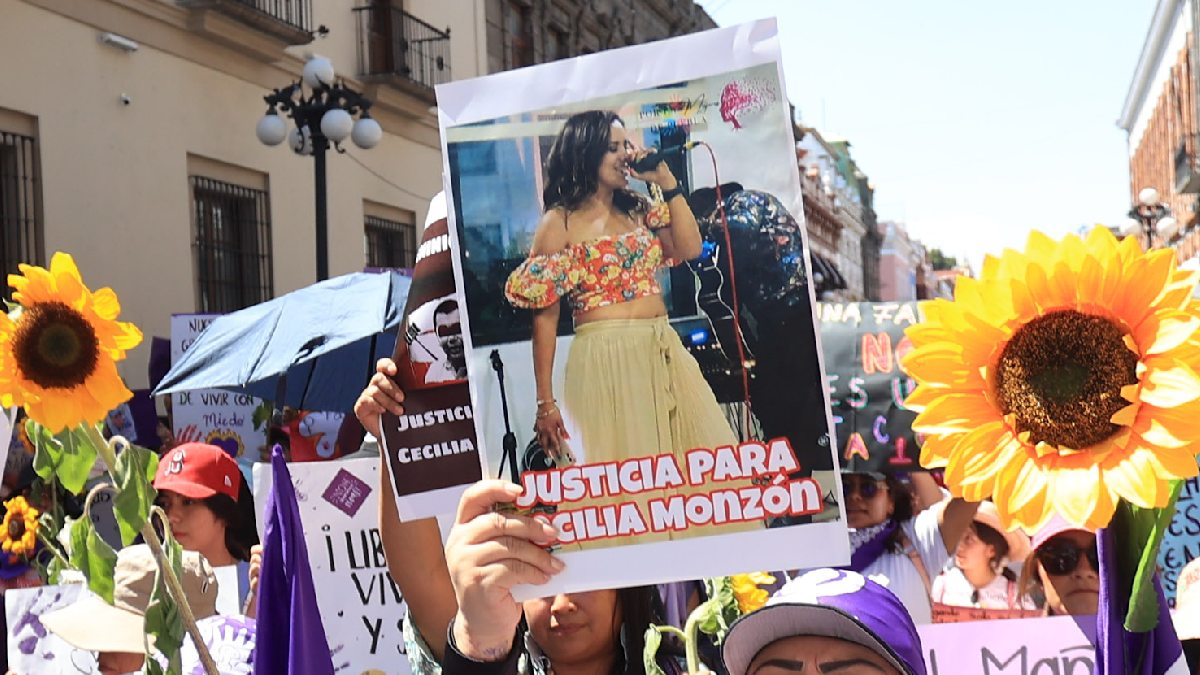 Mujer sosteniendo un cartel con la fotografía de Cecilia Monzón.