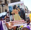 Mujer sosteniendo un cartel con la fotografía de Cecilia Monzón.