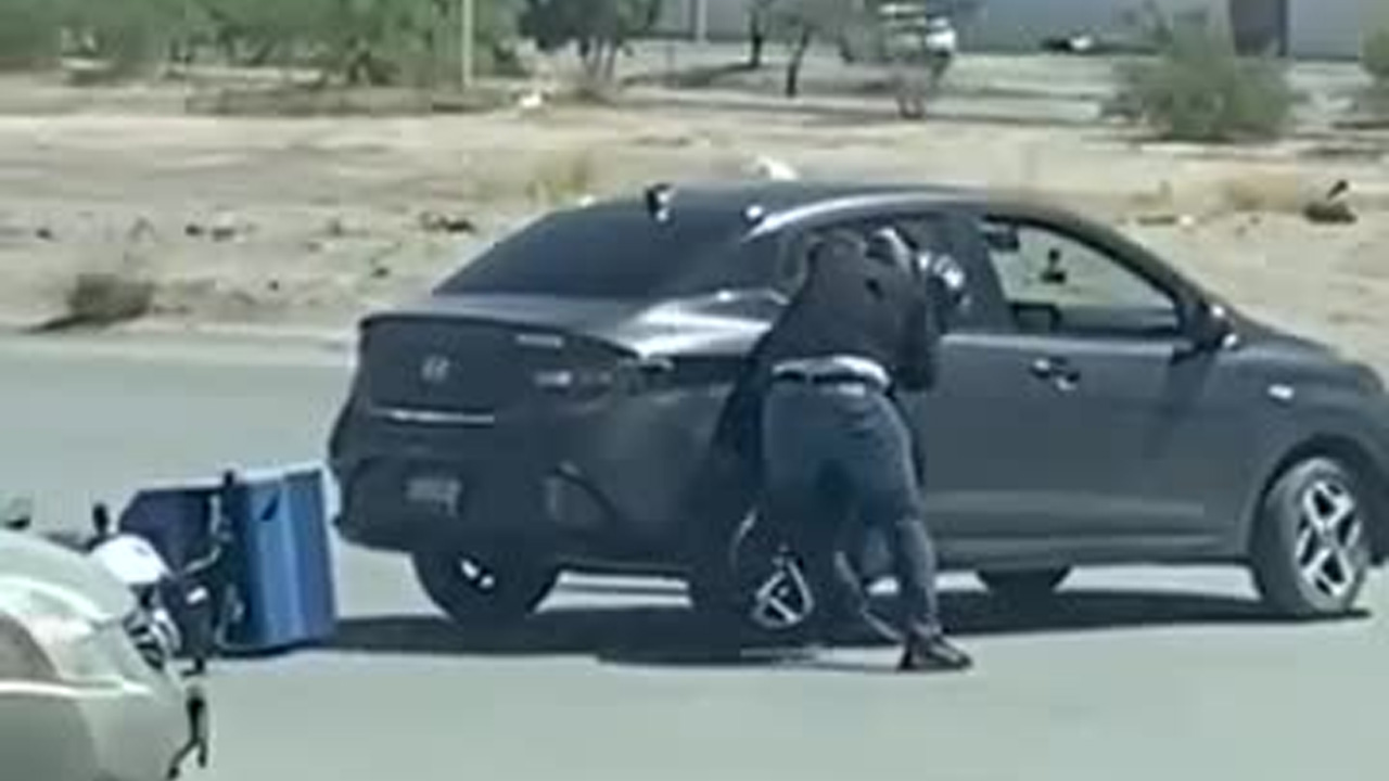 En las imágenes, la motocicleta se observa tirada sobre la carretera, obstruyendo parte de la circulación.