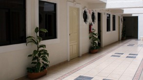 Entrada a un cuarto de hotel pintado en color blanco.