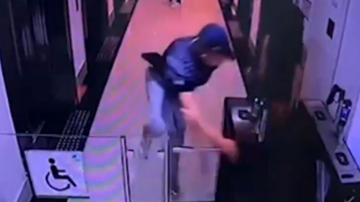 Sujeto agresivo con su ex novia.