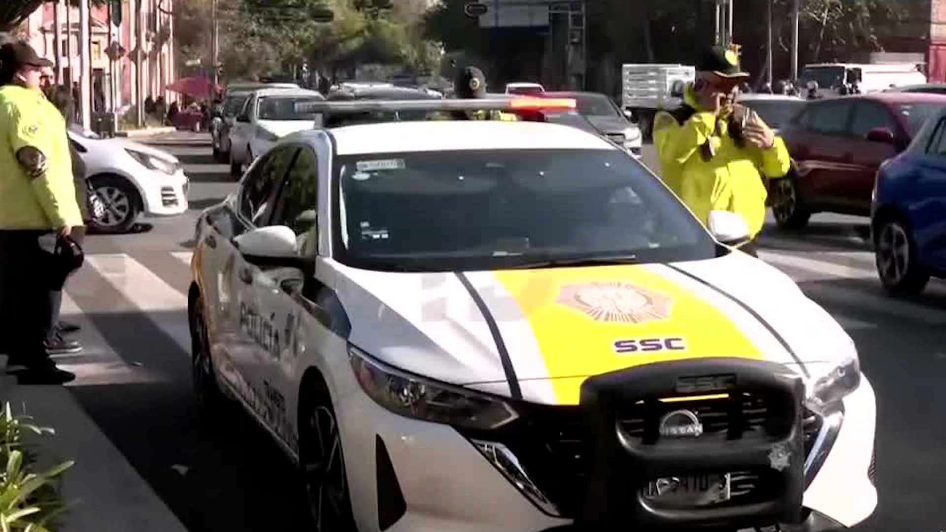 Una mujer que labora como policía de transito resultó atropellada por un motociclista.