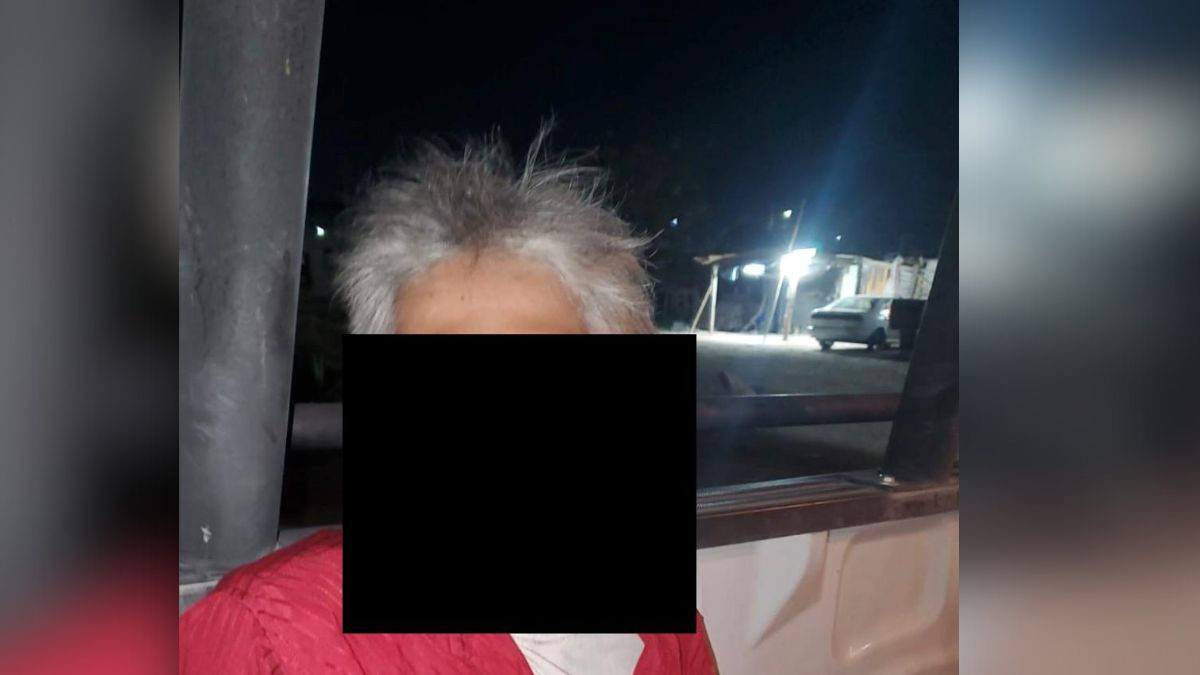 Sujeto de la tercera edad detenido con ojos tapados.
