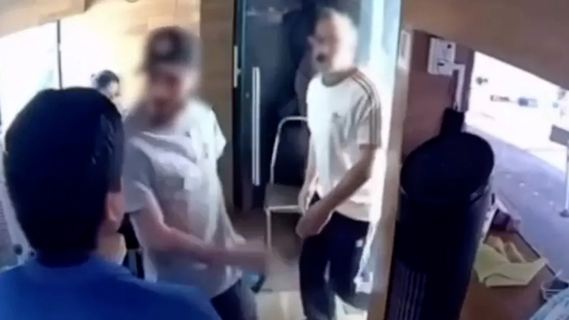 Aunque el hecho fue captado en video y existe denuncia por parte de la víctima, hasta el momento no hay personas detenidas por el caso del guardia golpeado.