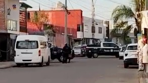 Patrullas de policía estacionadas afuera de una vivienda en Cuautlancingo.