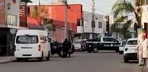 Patrullas de policía estacionadas afuera de una vivienda en Cuautlancingo.